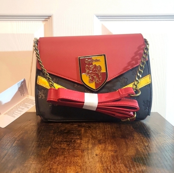 Loungefly Harry Potter Gryffindor Crossbody Chain Strap Purse Pocketbook NWT - Picture 1 of 9